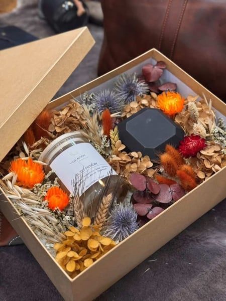 Hộp quà tặng trang trí hoa khô và nến thơm