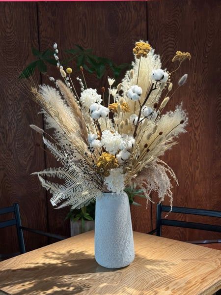 Bình hoa nội thất tone neutral