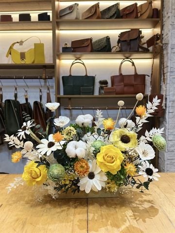 Khay hoa khô để bàn tone vàng