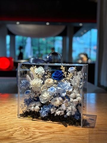 Hộp hoa vali mica tone xanh M120239L