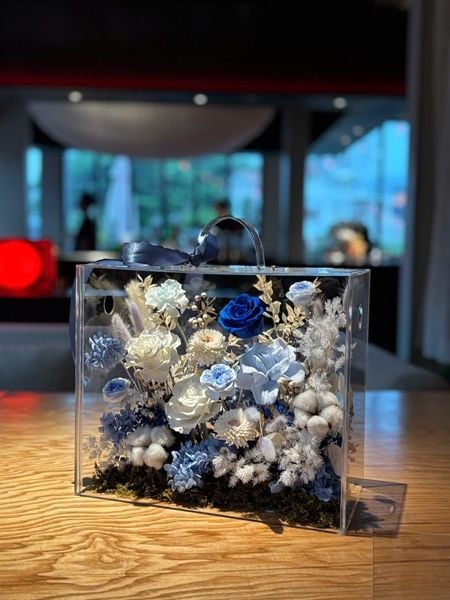 Hộp hoa vali mica tone xanh M120239L