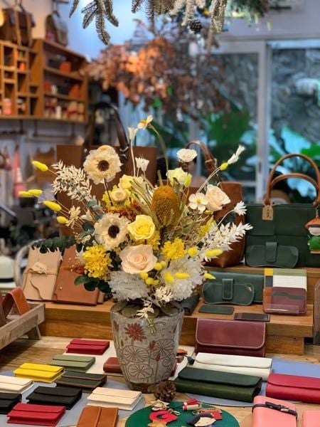 Bình hoa khô nội thất - bespoke trên bình hoa của khách