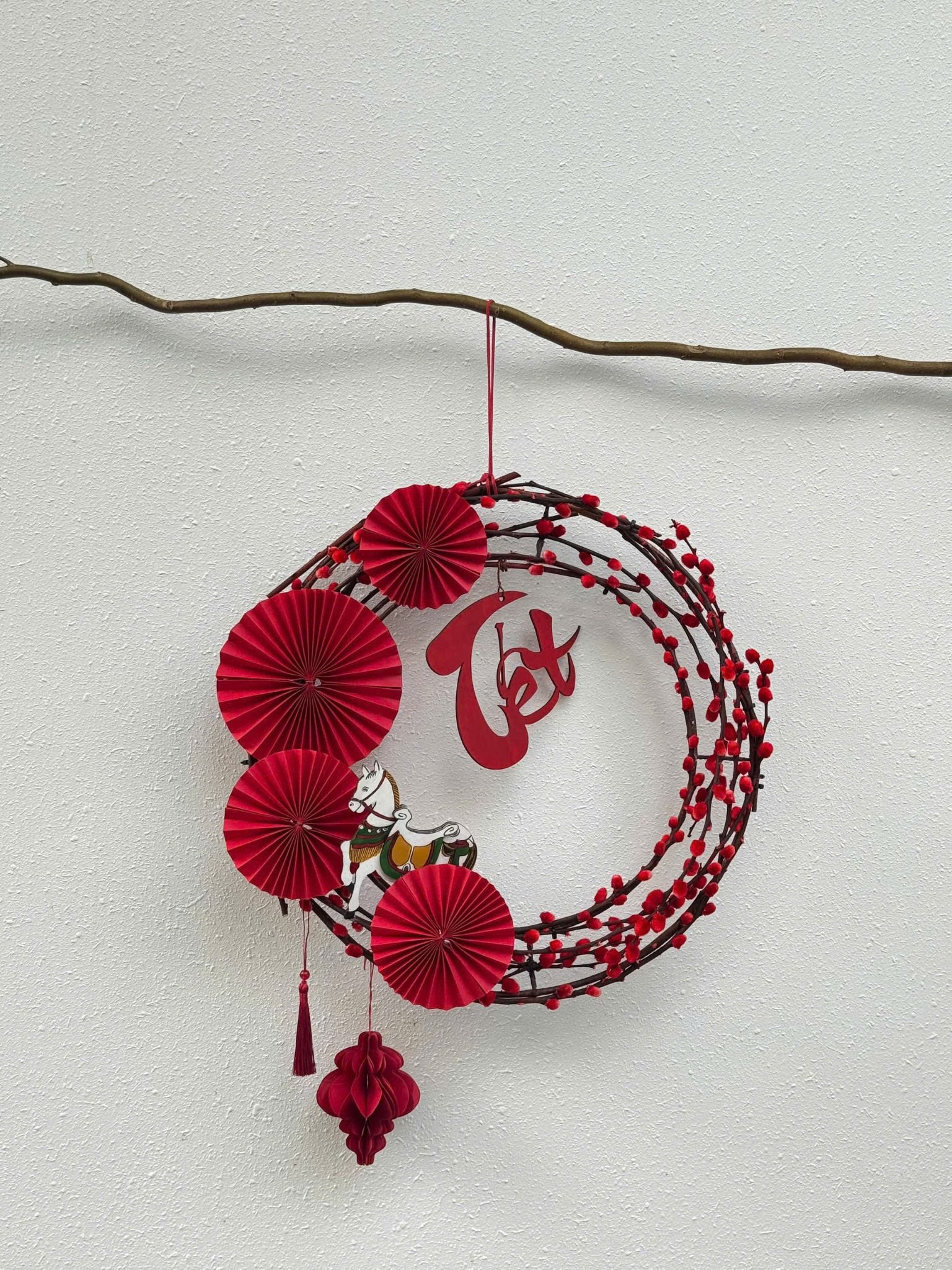 Vòng hoa trang trí Tết 45cm charm ngựa gỗ vẽ tay