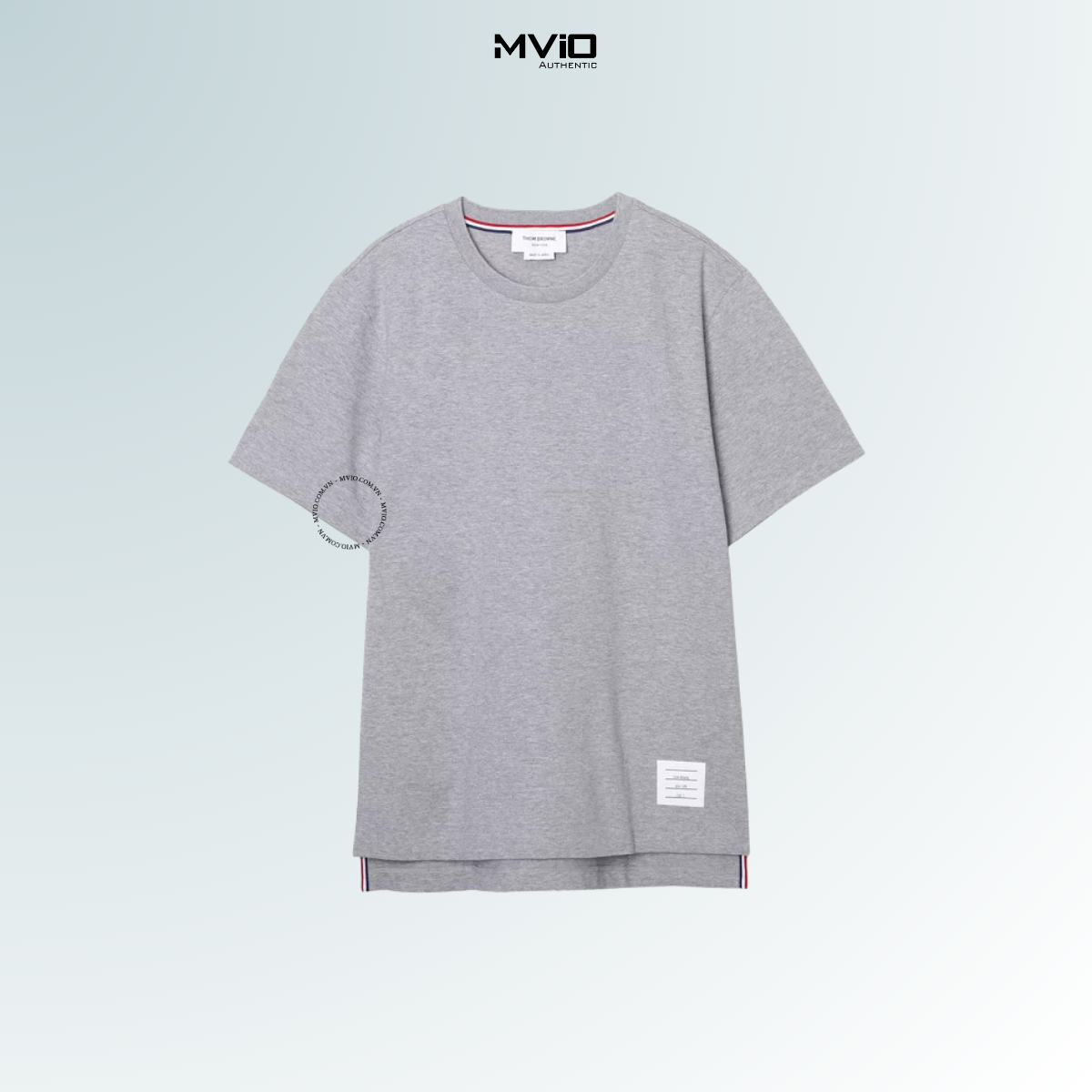  Phông Thom Browne Ghi Xẻ Gấu Vạt Cờ MJS067A-00042-055. 