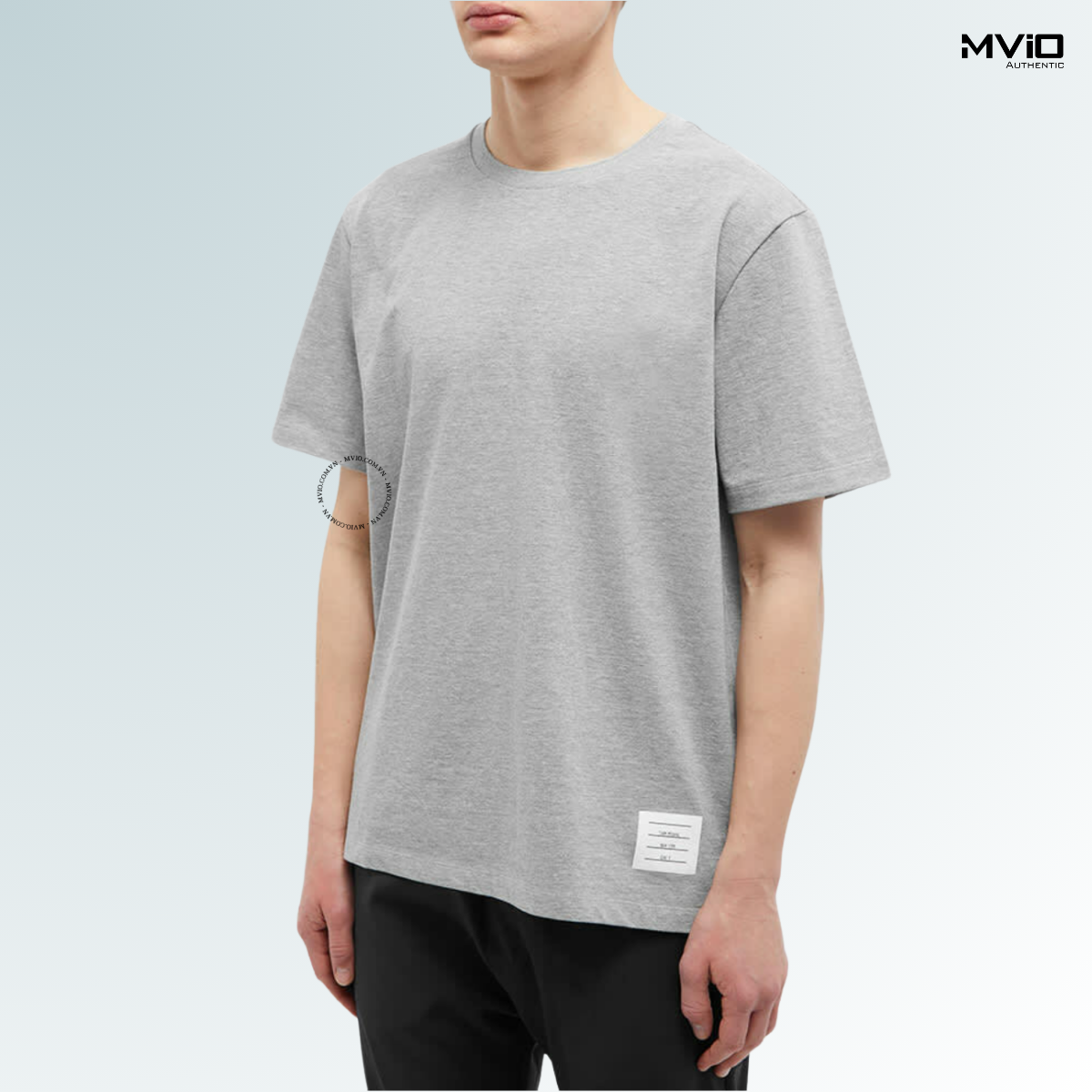  Phông Thom Browne Ghi Xẻ Gấu Vạt Cờ MJS067A-00042-055. 