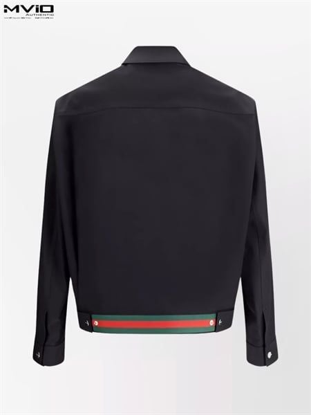  Khoác Gucci Đen Cổ Bẻ Khoá Zip Vạt Cờ Sau 827503 ZAQH5 1000 