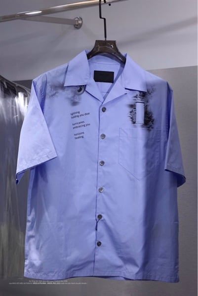  Sơ Mi Prada Cộc Tay Xanh Nhạt Hoạ Tiết Trước Sau USC414 CELESTE 