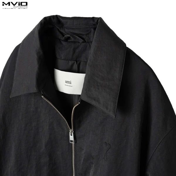  Khoác Ami Paris Đen Khoá Zip Logo Ngực HJK831.PA0035 05518 