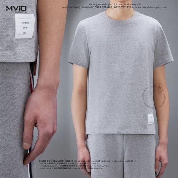  Phông Thom Browne Ghi Xẻ Gấu Vạt Cờ MJS067A-00042-055. 