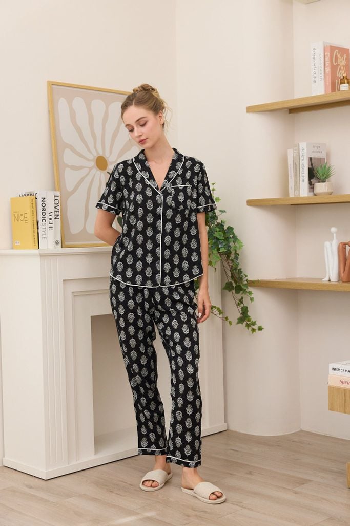  BKD01S5K21-BỘ DÀI TOLE VỚI THIẾT KẾ CỔ SAM ĐIỂM NHẤN VIỀN  NỔI BẬT MANG LẠI SỰ THANH LỊCH VÀ THOẢI MÁI KHI MẶC 