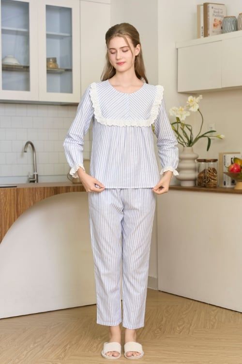  BKD01W5K09-BỘ DÀI KATE VỚI THIẾT KẾ CỔ TRÒN ĐIỂM NHẤN BÈO REN MANG PHONG CÁCH NHẸ NHÀNG, NỮ TÍNH VÀ THOẢI MÁI 