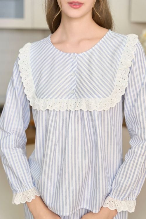  BKD01W5K09-BỘ DÀI KATE VỚI THIẾT KẾ CỔ TRÒN ĐIỂM NHẤN BÈO REN MANG PHONG CÁCH NHẸ NHÀNG, NỮ TÍNH VÀ THOẢI MÁI 