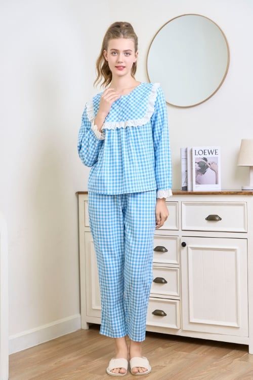  BKD01W5K10-BỘ DÀI KATE VỚI THIẾT KẾ CỔ TRÒN ĐIỂM NHẤN BÈO REN MANG PHONG CÁCH NHẸ NHÀNG, NỮ TÍNH VÀ THOẢI MÁI 