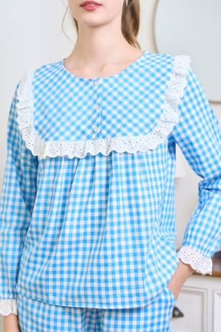  BKD01W5K10-BỘ DÀI KATE VỚI THIẾT KẾ CỔ TRÒN ĐIỂM NHẤN BÈO REN MANG PHONG CÁCH NHẸ NHÀNG, NỮ TÍNH VÀ THOẢI MÁI 