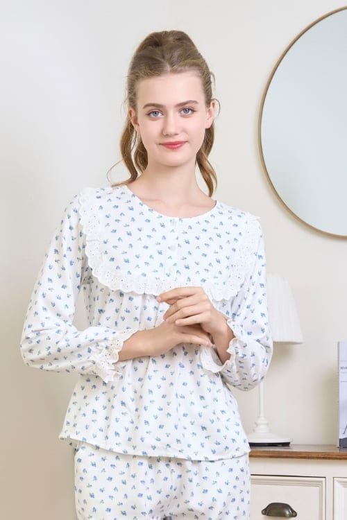  BKD01W5K11-BỘ DÀI KATE VỚI THIẾT KẾ CỔ TRÒN ĐIỂM NHẤN BÈO REN MANG PHONG CÁCH NHẸ NHÀNG, NỮ TÍNH VÀ THOẢI MÁI 