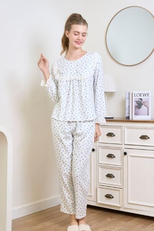  BKD01W5K11-BỘ DÀI KATE VỚI THIẾT KẾ CỔ TRÒN ĐIỂM NHẤN BÈO REN MANG PHONG CÁCH NHẸ NHÀNG, NỮ TÍNH VÀ THOẢI MÁI 