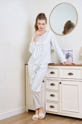  BKD01W5K11-BỘ DÀI KATE VỚI THIẾT KẾ CỔ TRÒN ĐIỂM NHẤN BÈO REN MANG PHONG CÁCH NHẸ NHÀNG, NỮ TÍNH VÀ THOẢI MÁI 