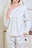  BKD01W5K11-BỘ DÀI KATE VỚI THIẾT KẾ CỔ TRÒN ĐIỂM NHẤN BÈO REN MANG PHONG CÁCH NHẸ NHÀNG, NỮ TÍNH VÀ THOẢI MÁI 