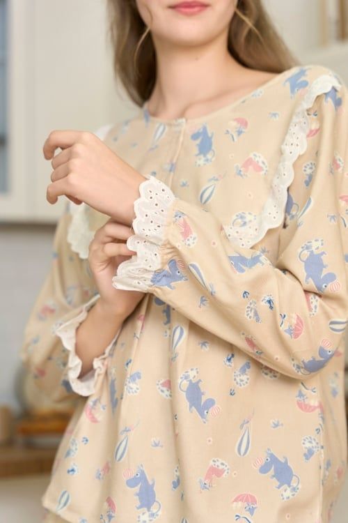  BKD01W5K12-BỘ DÀI KATE VỚI THIẾT KẾ CỔ TRÒN ĐIỂM NHẤN BÈO REN MANG PHONG CÁCH NHẸ NHÀNG, NỮ TÍNH VÀ THOẢI MÁI 