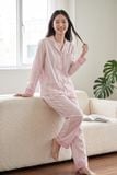  BKD01W6K02-BỘ DÀI KATE VỚI THIẾT KẾ CỔ PIJAMA ĐIỂM NHẤN VIỀN  NỔI BẬT MANG LẠI SỰ THANH LỊCH VÀ THOẢI MÁI KHI MẶC 