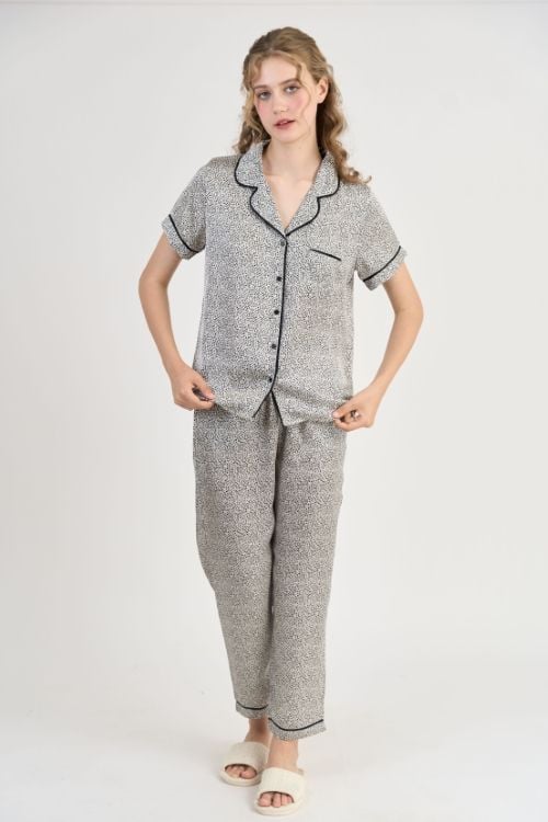  BKD02S5S16-BỘ SATIN DÀI VỚI THIẾT KẾ PIJAMA ĐIỂM NHẤN VIỀN NỔI BẬT MANG LẠI SỰ TRẺ TRUNG VÀ DUYÊN DÁNG 