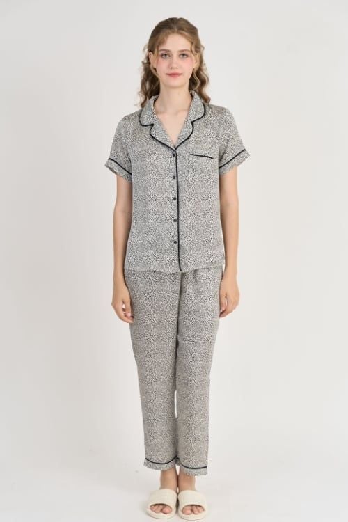  BKD02S5S16-BỘ SATIN DÀI VỚI THIẾT KẾ PIJAMA ĐIỂM NHẤN VIỀN NỔI BẬT MANG LẠI SỰ TRẺ TRUNG VÀ DUYÊN DÁNG 