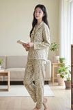  BKD02S6K01-BỘ DÀI KATE VỚI THIẾT KẾ CỐ PIJAMA PHỐI BÈO TINH TẾ GIÚP TÔN LÊN NÉT THANH LỊCH VÀ  DỊU DÀNG,  MANG LẠI CẢM GIÁC THOẢI MÁI SUỐT CẢ NGÀY 