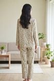  BKD02S6K01-BỘ DÀI KATE VỚI THIẾT KẾ CỐ PIJAMA PHỐI BÈO TINH TẾ GIÚP TÔN LÊN NÉT THANH LỊCH VÀ  DỊU DÀNG,  MANG LẠI CẢM GIÁC THOẢI MÁI SUỐT CẢ NGÀY 