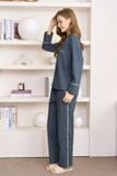  BKD02W5K01-BỘ DÀI KATE VỚI THIẾT KẾ CỔ PIJAMA ĐIỂM NHẤN VIỀN  NỔI BẬT MANG LẠI SỰ THANH LỊCH VÀ THOẢI MÁI KHI MẶC 