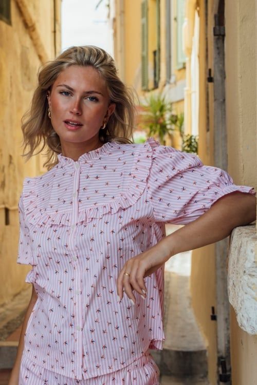  BKD03W5K01-BỘ DÀI KATE VỚI THIẾT KẾ CỔ TRÒN CÓ BÈO NHÚN MANG PHONG CÁCH NHẸ NHÀNG, DỄ THƯƠNG VÀ THOẢI MÁI 