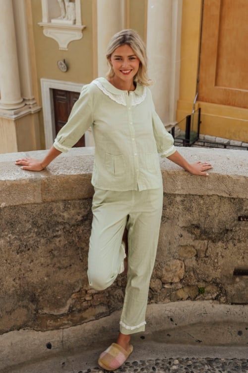  BKD04W5K01-BỘ DÀI KATE VỚI THIẾT KẾ CỔ LÁ SEN  PHỐI REN NỔI BẬT MANG ĐẾN SỰ DỊU DÀNG VÀ DỄ THƯƠNG RẤT PHÙ HỢP CHO MÙA THU DỊU NHẸ 