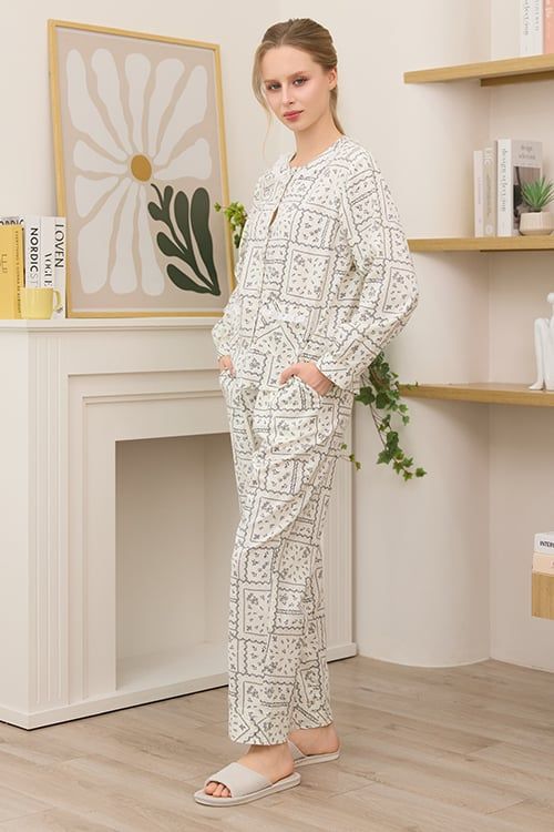  BKD07W5K03-BỘ DÀI KATE  VỚI THIẾT KẾ CỔ TRÒN PHỐI BÈO REN NỔI BẬT MANG ĐẾN SỰ TRẺ TRUNG VÀ ẤM ÁP, LÀ LỰA CHỌN LÝ TƯỞNG CHO MÙA THU ĐÔNG 