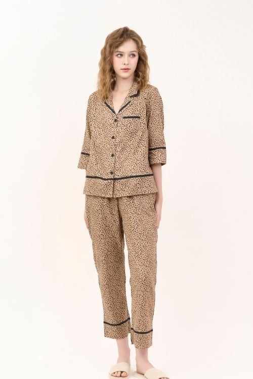  BKD11W5K06-BỘ DÀI KATE VỚI THIẾT KÊ CỔ PIJAMA PHỐI VIỀN NỔI BẬT, TẠO ĐIỂM NHẤN TINH TẾ  VÀ MANG PHONG CÁCH NHẸ NHÀNG, THANH LỊCH 