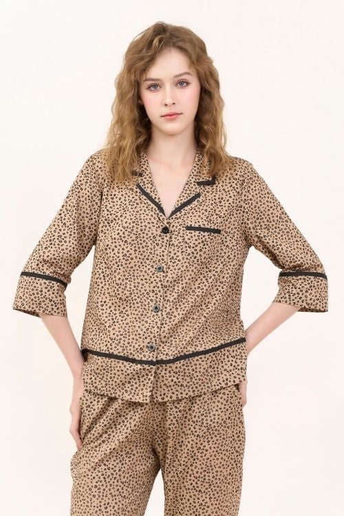  BKD11W5K06-BỘ DÀI KATE VỚI THIẾT KÊ CỔ PIJAMA PHỐI VIỀN NỔI BẬT, TẠO ĐIỂM NHẤN TINH TẾ  VÀ MANG PHONG CÁCH NHẸ NHÀNG, THANH LỊCH 