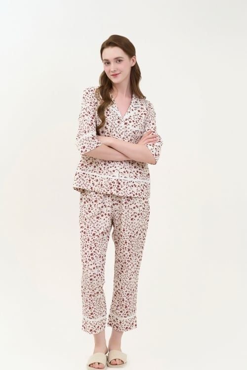  BKD11W5K07-BỘ DÀI KATE VỚI THIẾT KÊ CỔ PIJAMA PHỐI VIỀN NỔI BẬT, TẠO ĐIỂM NHẤN TINH TẾ  VÀ MANG PHONG CÁCH NHẸ NHÀNG, THANH LỊCH 