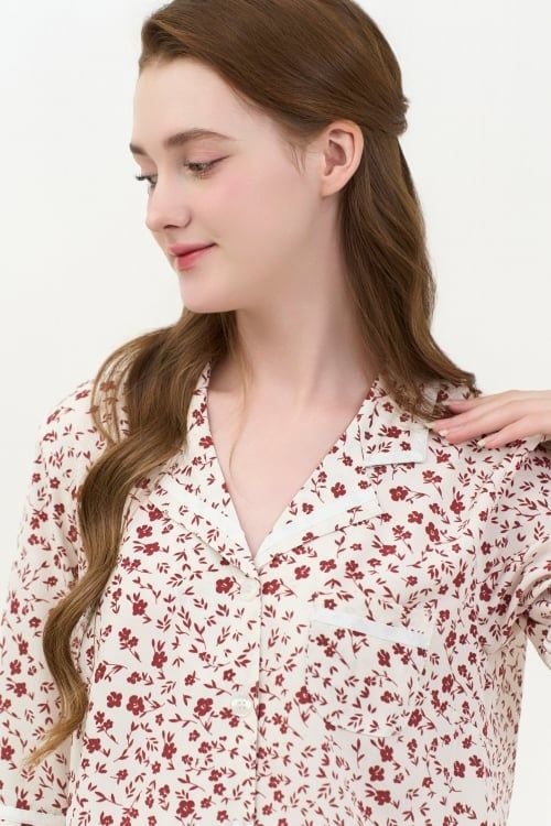  BKD11W5K07-BỘ DÀI KATE VỚI THIẾT KÊ CỔ PIJAMA PHỐI VIỀN NỔI BẬT, TẠO ĐIỂM NHẤN TINH TẾ  VÀ MANG PHONG CÁCH NHẸ NHÀNG, THANH LỊCH 