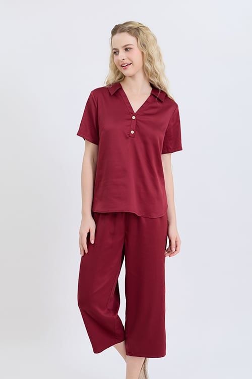  BLS01S6S01-BỘ LỬNG SATIN VỚI THIẾT KẾ CỔ SƠ MI CHỮ V PHỐI NẸP NÚT TINH TẾ, TÔN LÊN VẺ THANH LỊCH VÀ NỮ TÍNH, MANG LẠI CẢM GIÁC THOẢI MÁI KHI MẶC. 