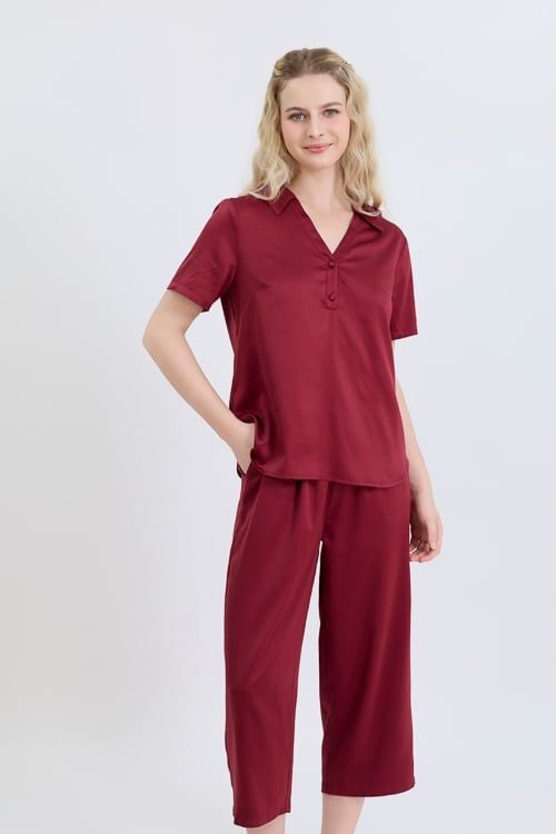  BLS01S6S01-BỘ LỬNG SATIN VỚI THIẾT KẾ CỔ SƠ MI CHỮ V PHỐI NẸP NÚT TINH TẾ, TÔN LÊN VẺ THANH LỊCH VÀ NỮ TÍNH, MANG LẠI CẢM GIÁC THOẢI MÁI KHI MẶC. 