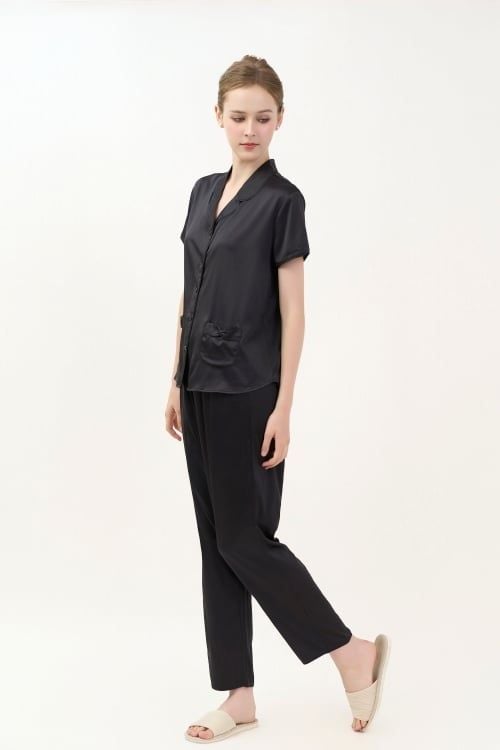  BSD01S5S22-BỘ DÀI  SATIN CỔ PIJAMA VỚI CHẤT LIỆU MỀM MỊN, MÁT MẺ MANG LẠI CẢM GIÁC THOẢI MÁI VÀ SANG TRỌNG KHI MẶC. 