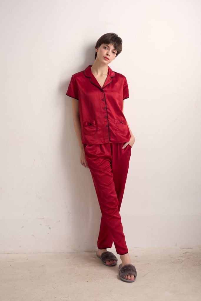  BSD01S5S23-BỘ DÀI  SATIN CỔ PIJAMA VỚI CHẤT LIỆU MỀM MỊN, MÁT MẺ MANG LẠI CẢM GIÁC THOẢI MÁI VÀ SANG TRỌNG KHI MẶC. 