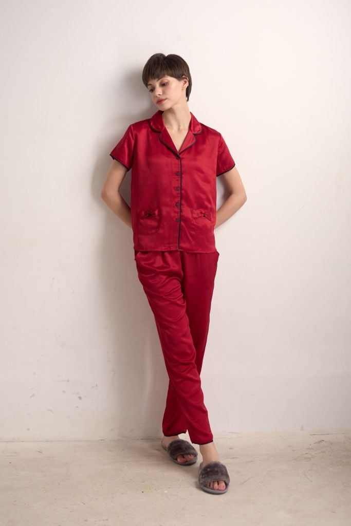  BSD01S5S23-BỘ DÀI  SATIN CỔ PIJAMA VỚI CHẤT LIỆU MỀM MỊN, MÁT MẺ MANG LẠI CẢM GIÁC THOẢI MÁI VÀ SANG TRỌNG KHI MẶC. 