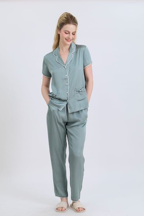  BSD01S5S24-BỘ DÀI  SATIN CỔ PIJAMA VỚI CHẤT LIỆU MỀM MỊN, MÁT MẺ MANG LẠI CẢM GIÁC THOẢI MÁI VÀ SANG TRỌNG KHI MẶC. 