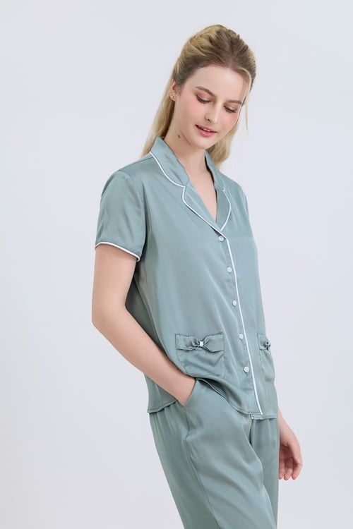  BSD01S5S24-BỘ DÀI  SATIN CỔ PIJAMA VỚI CHẤT LIỆU MỀM MỊN, MÁT MẺ MANG LẠI CẢM GIÁC THOẢI MÁI VÀ SANG TRỌNG KHI MẶC. 