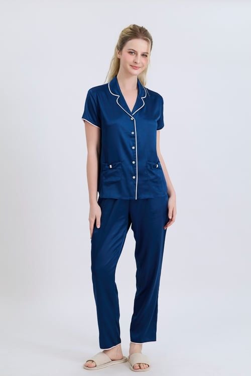  BSD01S5S25-BỘ DÀI  SATIN CỔ PIJAMA VỚI CHẤT LIỆU MỀM MỊN, MÁT MẺ MANG LẠI CẢM GIÁC THOẢI MÁI VÀ SANG TRỌNG KHI MẶC. 