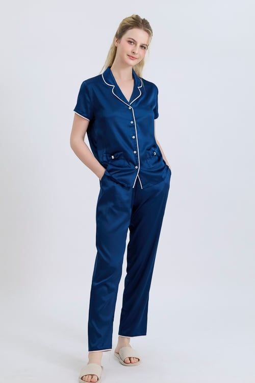  BSD01S5S25-BỘ DÀI  SATIN CỔ PIJAMA VỚI CHẤT LIỆU MỀM MỊN, MÁT MẺ MANG LẠI CẢM GIÁC THOẢI MÁI VÀ SANG TRỌNG KHI MẶC. 
