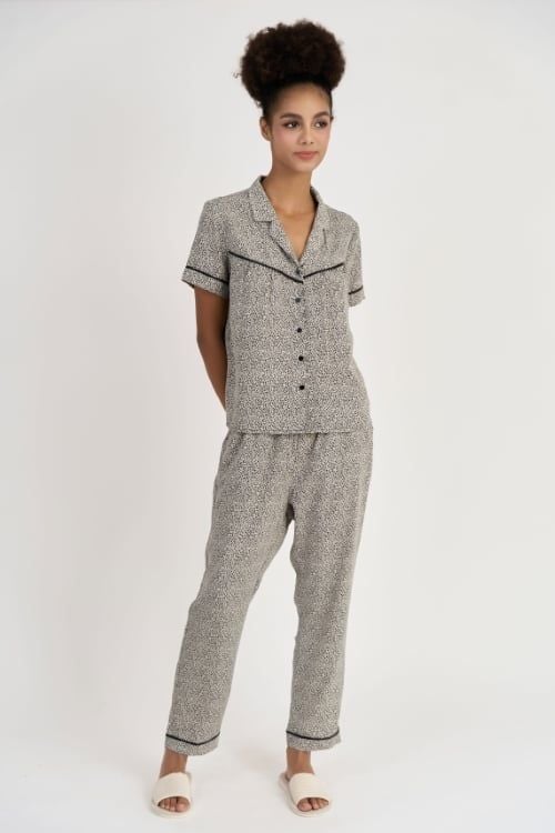  BSD023S31-BỘ SATIN DÀI VỚI THIẾT KẾ PIJAMA ĐIỂM NHẤN VIỀN NỔI BẬT MANG LẠI SỰ THANH LỊCH VÀ THOẢI MÁI KHI MẶC 