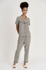 BSD023S31-BỘ SATIN DÀI VỚI THIẾT KẾ PIJAMA ĐIỂM NHẤN VIỀN NỔI BẬT MANG LẠI SỰ THANH LỊCH VÀ THOẢI MÁI KHI MẶC