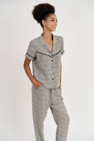  BSD023S31-BỘ SATIN DÀI VỚI THIẾT KẾ PIJAMA ĐIỂM NHẤN VIỀN NỔI BẬT MANG LẠI SỰ THANH LỊCH VÀ THOẢI MÁI KHI MẶC 