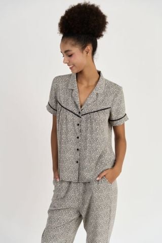  BSD023S31-BỘ SATIN DÀI VỚI THIẾT KẾ PIJAMA ĐIỂM NHẤN VIỀN NỔI BẬT MANG LẠI SỰ THANH LỊCH VÀ THOẢI MÁI KHI MẶC 