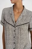  BSD023S31-BỘ SATIN DÀI VỚI THIẾT KẾ PIJAMA ĐIỂM NHẤN VIỀN NỔI BẬT MANG LẠI SỰ THANH LỊCH VÀ THOẢI MÁI KHI MẶC 